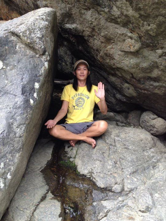 "Miền trung nắng nóng quá lên núi ngồi thiền!"