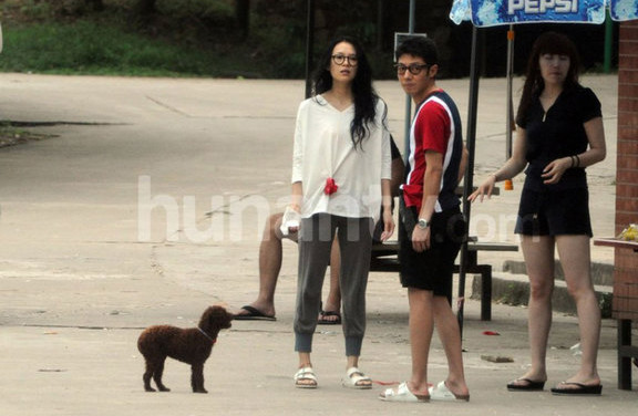 Cuộc hẹn hò bí mật của Táp Bối Ninh với Chương Tử Di tại Quảng Đông. Ảnh. Xinhua. Cuộc hẹn hò bí mật của Táp Bối Ninh với Chương Tử Di tại Quảng Đông. Ảnh. Xinhua.