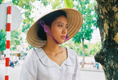 Những tưởng đó là sự hy sinh cao cả đến tận cùng để hiến dâng và vun đắp hạnh phúc, tình yêu cho người chồng, nào ngờ tình yêu bị đánh cắp, hạnh phúc vỡ tan, “người chồng thần tượng” trở thành gã đàn ông tầm thường ngồi giặt quần phục vụ cô vợ mới vốn là người được “thuê đẻ”. Hồng Ánh mang lại niềm tự hào cho điện ảnh Việt khi dành giải Nữ diễn viên xuất sắc của Giải thưởng Phim Á - Phi tại Liên hoan phim Dubai. Giải thưởng trị giá 10.000 USD. bộ phim từng được đề cử tham dự Liên hoan Phim Rotterdam tại Hà Lan. Những tưởng đó là sự hy sinh cao cả đến tận cùng để hiến dâng và vun đắp hạnh phúc, tình yêu cho người chồng, nào ngờ tình yêu bị đánh cắp, hạnh phúc vỡ tan, “người chồng thần tượng” trở thành gã đàn ông tầm thường ngồi giặt quần phục vụ cô vợ mới vốn là người được “thuê đẻ”. Hồng Ánh mang lại niềm tự hào cho điện ảnh Việt khi dành giải Nữ diễn viên xuất sắc của Giải thưởng Phim Á - Phi tại Liên hoan phim Dubai. Giải thưởng trị giá 10.000 USD. bộ phim từng được đề cử tham dự Liên hoan Phim Rotterdam tại Hà Lan.