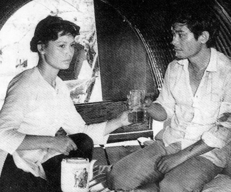 NSƯT Minh Châu vai cô gái điếm tên Nguyệt trong phim“Cô gái trên sông” (1988) của đạo diễn Đặng Nhật Minh. Trên sông Hương, trong một đêm náo loạn bởi cuộc truy lùng ráo riết của cảnh sát ngụy, cô gái giang hồ Nguyệt đã cứu thoát một người đàn ông. Nguyệt cũng không lường trước được cuộc đời mình rồi sẽ sang một bước ngoặt mới sau cái đêm định mệnh ấy. Sau quãng thời gian giằng xé giữa tình cảm cũ với một sĩ quan chế độ cũ với những hy vọng nhen nhóm từ cuộc gặp gỡ bất ngờ trên sông Hương với người đàn ông xa lạ kia, Nguyệt lại rơi vào những thử thách mới trong đời sau ngày giải phóng khi gặp lại người cô đã cứu mạng, nay là một cán bộ cách mạng… NSƯT Minh Châu vai cô gái điếm tên Nguyệt trong phim“Cô gái trên sông” (1988) của đạo diễn Đặng Nhật Minh. Trên sông Hương, trong một đêm náo loạn bởi cuộc truy lùng ráo riết của cảnh sát ngụy, cô gái giang hồ Nguyệt đã cứu thoát một người đàn ông. Nguyệt cũng không lường trước được cuộc đời mình rồi sẽ sang một bước ngoặt mới sau cái đêm định mệnh ấy. Sau quãng thời gian giằng xé giữa tình cảm cũ với một sĩ quan chế độ cũ với những hy vọng nhen nhóm từ cuộc gặp gỡ bất ngờ trên sông Hương với người đàn ông xa lạ kia, Nguyệt lại rơi vào những thử thách mới trong đời sau ngày giải phóng khi gặp lại người cô đã cứu mạng, nay là một cán bộ cách mạng…