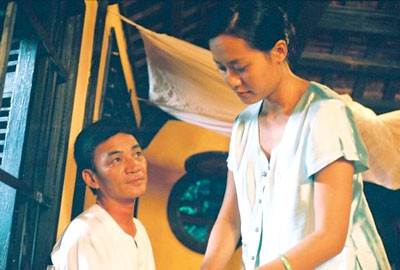 Hồng Ánh vai Hạnh trong phim "Trăng nơi đáy giếng". Bộ phim dài 121 phút dựa theo truyện ngắn cùng tên của nhà văn Trần Thùy Mai, do Hãng phim Giải Phóng hợp tác sản xuất với Hãng Alliance, được Quỹ Fonds Sud và Fonds Francophonie tài trợ. Hồng Ánh vai Hạnh trong phim "Trăng nơi đáy giếng". Bộ phim dài 121 phút dựa theo truyện ngắn cùng tên của nhà văn Trần Thùy Mai, do Hãng phim Giải Phóng hợp tác sản xuất với Hãng Alliance, được Quỹ Fonds Sud và Fonds Francophonie tài trợ.