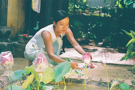 "Trăng nơi đáy giếng" kể về cuộc sống gia đình Việt Nam hiện đại với bối cảnh là xứ Huế mộng mơ. Câu chuyện là tấn bi kịch của người đàn bà yêu chồng đắm đuối mà không thể có con. Chị cố nuôi hạnh phúc bằng việc tìm người sinh con cho chồng, nhưng ngờ đâu đó lại chính là “biện pháp” chị giết hạnh phúc và tự chuốc cho mình khổ đau. "Trăng nơi đáy giếng" kể về cuộc sống gia đình Việt Nam hiện đại với bối cảnh là xứ Huế mộng mơ. Câu chuyện là tấn bi kịch của người đàn bà yêu chồng đắm đuối mà không thể có con. Chị cố nuôi hạnh phúc bằng việc tìm người sinh con cho chồng, nhưng ngờ đâu đó lại chính là “biện pháp” chị giết hạnh phúc và tự chuốc cho mình khổ đau.