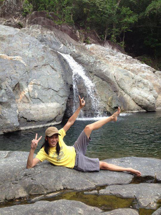 Hoài Linh tạo dáng độc tại một địa danh ở miền Trung.