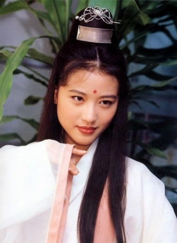 Số 13. Chu Hải Mỵ vai Chu Chỉ Nhược trong “Ỷ thiên đồ long ký” 1994, vai Bao Tích Nhược trong “Anh hùng xạ điêu” 2008. Số 13. Chu Hải Mỵ vai Chu Chỉ Nhược trong “Ỷ thiên đồ long ký” 1994, vai Bao Tích Nhược trong “Anh hùng xạ điêu” 2008.