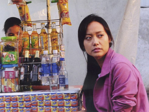 Hồng Ánh vào vai một cô gái lao động, không chồng, sống cùng cô con gái nhỏ ở ven sông Hồng. Hồng Ánh vào vai một cô gái lao động, không chồng, sống cùng cô con gái nhỏ ở ven sông Hồng.