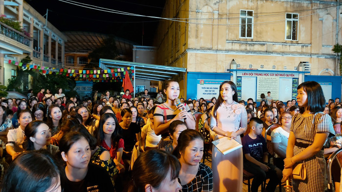 Các bậc phụ huynh nhờ chuyên gia Trần Văn Tính tư vấn những thắc mắc trong việc nuôi dạy con (Ảnh: Lã Tiến)