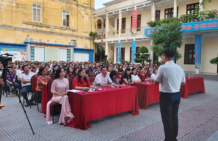 Bằng ngôn từ giản dị, dể hiểu, những chia sẻ của Tiến sĩ Trần Văn Tính được phụ huynh hưởng ứng (Ảnh: Lã Tiến)
