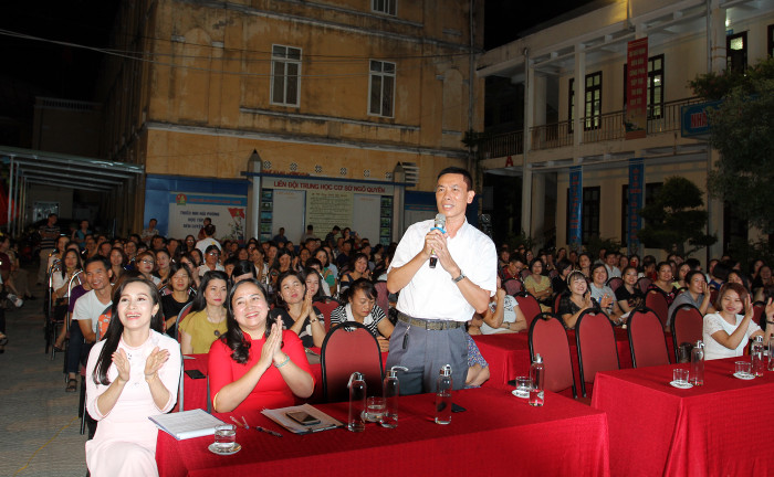 Các bậc phụ huynh nhờ chuyên gia Trần Văn Tính tư vấn những thắc mắc trong việc nuôi dạy con (Ảnh: Lã Tiến)