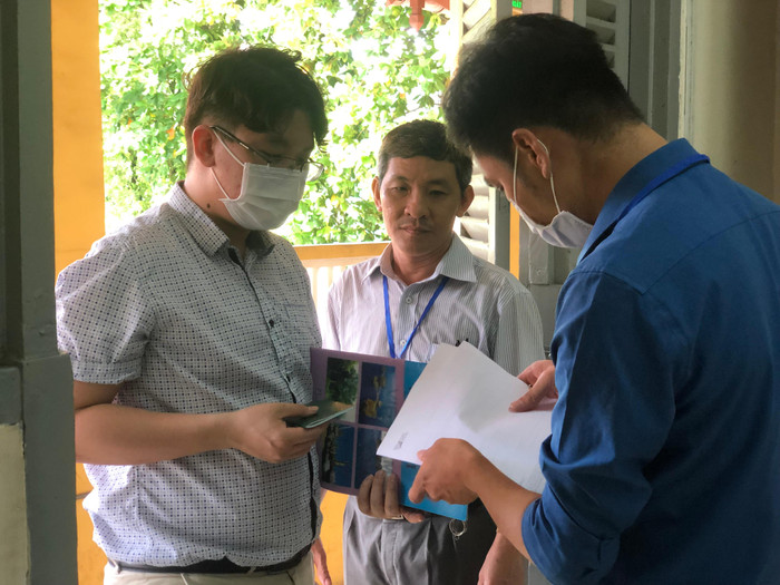 Thí sinh làm thủ tục trước khi vào phòng thi (ảnh: Lê Phương)