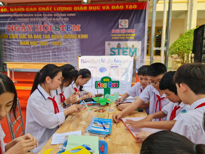 Học sinh Trường Trung học cơ sở Anh Dũng thực hành làm đèn kéo quân (Ảnh: Lã Tiến) Học sinh Trường Trung học cơ sở Anh Dũng thực hành làm đèn kéo quân (Ảnh: Lã Tiến)