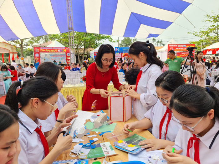 Học sinh Trường Trung học cơ sở Anh Dũng thực hành làm đèn kéo quân (Ảnh: Lã Tiến) Học sinh Trường Trung học cơ sở Anh Dũng thực hành làm đèn kéo quân (Ảnh: Lã Tiến)