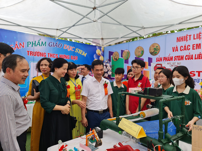 Các đại biểu tham quan các gian hàng trưng bày, giới thiệu sản phẩm giáo dục STEM của học sinh quận Dương Kinh (Ảnh: Lã Tiến) Các đại biểu tham quan các gian hàng trưng bày, giới thiệu sản phẩm giáo dục STEM của học sinh quận Dương Kinh (Ảnh: Lã Tiến)