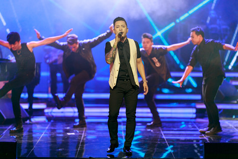 Phần trình diễn các ca khúc sôi động của Tuấn Hưng