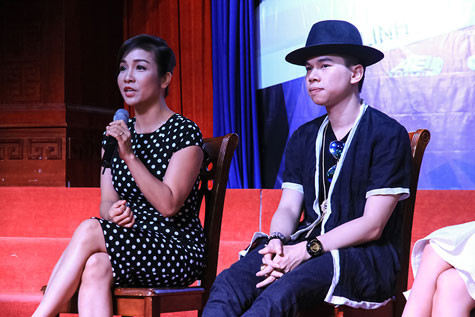 Ca sĩ Mỹ Linh chia sẻ những kinh nghiệm mà chị đã tích lũy được trong cuộc sống với các bạn sinh viên.