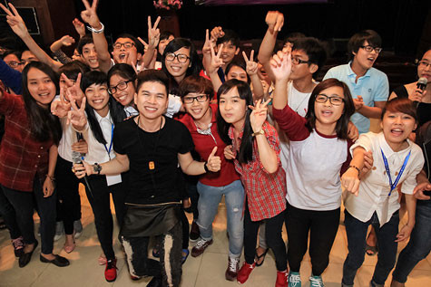 Ca sĩ Hoàng Tôn nhận được sự yên mến của nhiều sinh viên