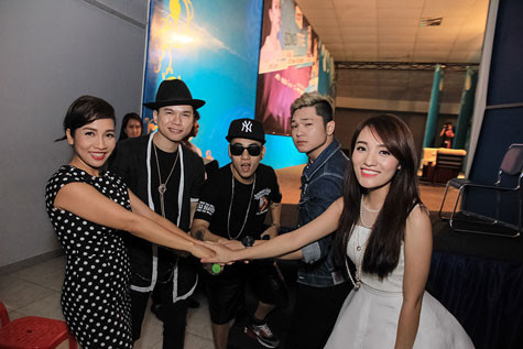 Ca sĩ Mỹ Linh và các nghệ sĩ trẻ đã có những buổi nói chuyện cởi mở với các sinh viên trường đại học phía Nam.