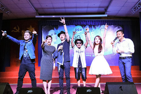 Ngoài chia sẻ những kinh nghiệm sống, các nghệ sĩ còn biểu diễn cho sinh viên xem