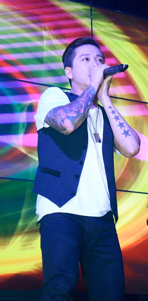 Theo Tuấn Hưng, bản thân anh cũng cảm thấy mình may mắn vì từ khi lấy vợ anh đắt show diễn và quảng cáo hơn.