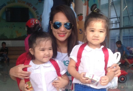 Duyên Anh và hai nàng công chúa của mình Duyên Anh và hai nàng công chúa của mình