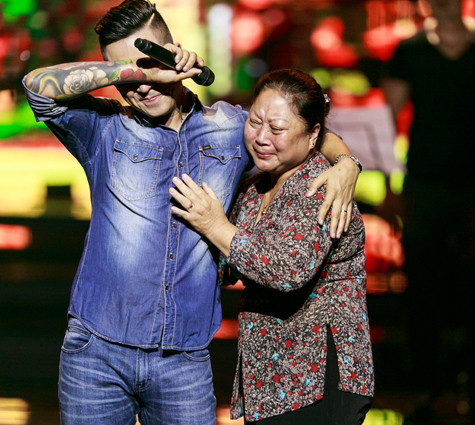 Tuấn Hưng và mẹ