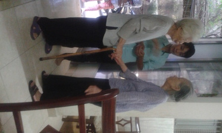 Làng xóm sang chia buồn với gia đình trước sự ra đi của nhà văn Tô Hoài