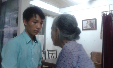 Xuống Hà Nội ôn thi khi biết tin nhà văn Tô Hoài qua đời, cậu bé này đã tìm khắp Hà Nội nhà của tác giả &apos;Dế mèn phiêu lưu kí&apos; để được chào ông lần cuối.