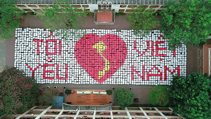 Tất cả các em học sinh nhà trường được tham gia màn xếp chữ bằng bìa carton (Ảnh: Nhà trường cung cấp) Tất cả các em học sinh nhà trường được tham gia màn xếp chữ bằng bìa carton (Ảnh: Nhà trường cung cấp)