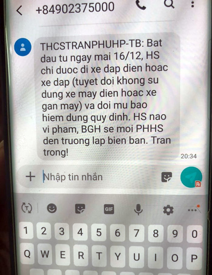 Trường Trung học cơ sở Trần Phú gửi thông báo cấm học sinh đi xe máy điện tới các phụ huynh (Ảnh: Lã Tiến) Trường Trung học cơ sở Trần Phú gửi thông báo cấm học sinh đi xe máy điện tới các phụ huynh (Ảnh: Lã Tiến)