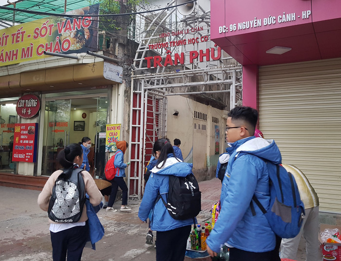 Nhiều phụ huynh không kịp trở tay khi nhà trường ra thông báo cấm học sinh đi xe máy điện, xe gắn máy tới trường (Ảnh: Lã Tiến) Nhiều phụ huynh không kịp trở tay khi nhà trường ra thông báo cấm học sinh đi xe máy điện, xe gắn máy tới trường (Ảnh: Lã Tiến)