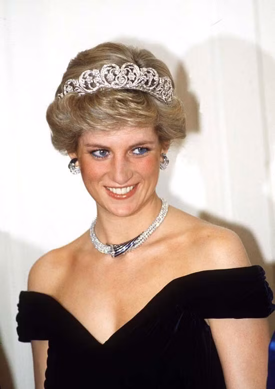 Công nương Diana không đơn thuần là biểu tượng sắc đẹp, thời trang của nước Anh, mà còn được người dân nể phục bởi sự thông minh và tấm lòng nhân ái. Xem thêm: "Mỹ nhân cổ trang" Hồ Tịnh, 15 năm hương sắc vẫn ngọt ngào Công nương Diana không đơn thuần là biểu tượng sắc đẹp, thời trang của nước Anh, mà còn được người dân nể phục bởi sự thông minh và tấm lòng nhân ái. Xem thêm: "Mỹ nhân cổ trang" Hồ Tịnh, 15 năm hương sắc vẫn ngọt ngào