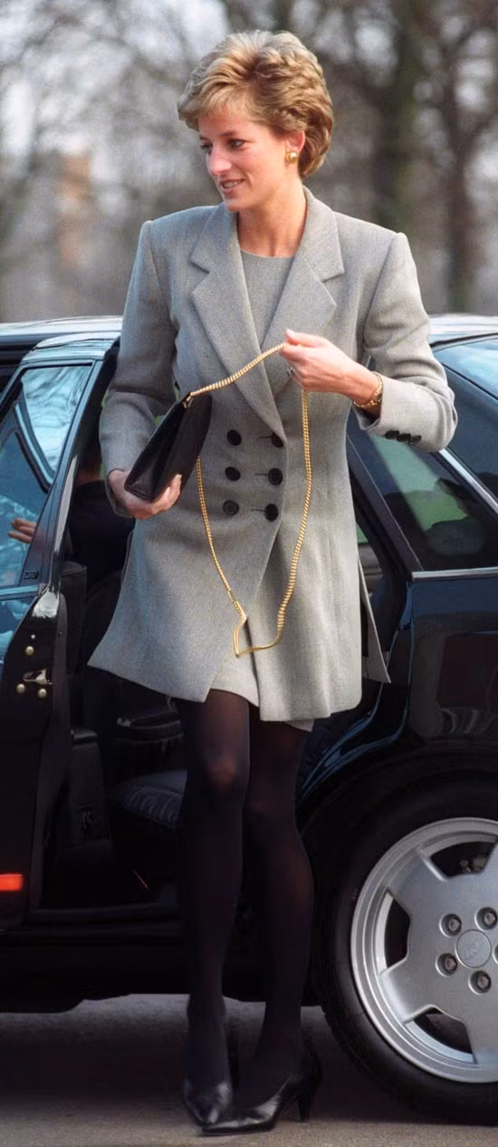 Những bộ cánh sang trọng nhưng cực kỳ thời trang và thanh lịch được công nương nước Anh sử dụng thường xuyên trong các chuyến đi từ thiện, hay các cuộc xuất ngoại mang tính chất ngoại giao. Xem thêm: "Mỹ nhân cổ trang" Hồ Tịnh, 15 năm hương sắc vẫn ngọt ngào Những bộ cánh sang trọng nhưng cực kỳ thời trang và thanh lịch được công nương nước Anh sử dụng thường xuyên trong các chuyến đi từ thiện, hay các cuộc xuất ngoại mang tính chất ngoại giao. Xem thêm: "Mỹ nhân cổ trang" Hồ Tịnh, 15 năm hương sắc vẫn ngọt ngào