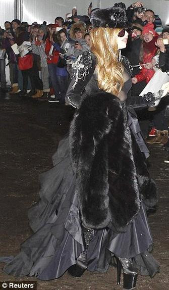 Sau chuyến lưu diễn ở Nga, Lady Gaga sẽ có buổi biểu diễn chung sân khấu với nhóm nhạc huyền thoại Rolling Stones ở New Jersey nhân kỷ niệm sự nghiệp 50 năm ca hát của nhóm, đêm diễn chính thức vào 15/12 tới. Sau chuyến lưu diễn ở Nga, Lady Gaga sẽ có buổi biểu diễn chung sân khấu với nhóm nhạc huyền thoại Rolling Stones ở New Jersey nhân kỷ niệm sự nghiệp 50 năm ca hát của nhóm, đêm diễn chính thức vào 15/12 tới.