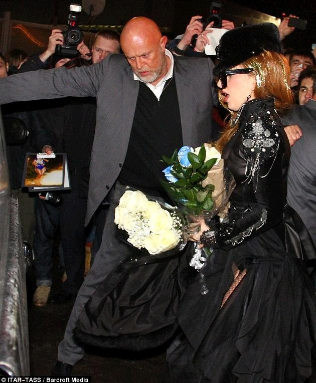 Đối với Lady Gaga thì đây quả là một vinh dự vô cùng lớn lao đối với cô khi được làm khách mời của một ban nhạc vĩ đại như Rolling Stones. Đối với Lady Gaga thì đây quả là một vinh dự vô cùng lớn lao đối với cô khi được làm khách mời của một ban nhạc vĩ đại như Rolling Stones.