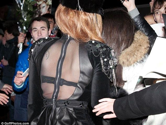 Chân trần với tất lưới đen, tay cầm chiếc áo khoác lông màu đen… Duy nổi bật nhất là mái tóc vàng óng của Lady Gaga được phủ thêm lớp kim tuyến vàng óng ánh. Có lẽ nữ ca sĩ 26 tuổi muốn gợi đến hình ảnh những cô gái Nga với mái tóc vàng như rơm và đôi mắt xanh biếc. Chân trần với tất lưới đen, tay cầm chiếc áo khoác lông màu đen… Duy nổi bật nhất là mái tóc vàng óng của Lady Gaga được phủ thêm lớp kim tuyến vàng óng ánh. Có lẽ nữ ca sĩ 26 tuổi muốn gợi đến hình ảnh những cô gái Nga với mái tóc vàng như rơm và đôi mắt xanh biếc.