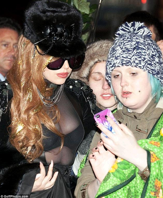 Tuy thời tiết ngoài trời ở đất nước Đông Âu này là âm 8oC nhưng Lady Gaga vẫn lộng lẫy, sang trọng và sexy dù không kín hơn những lần xuất hiện trước là bao nhiêu. Tuy thời tiết ngoài trời ở đất nước Đông Âu này là âm 8oC nhưng Lady Gaga vẫn lộng lẫy, sang trọng và sexy dù không kín hơn những lần xuất hiện trước là bao nhiêu.