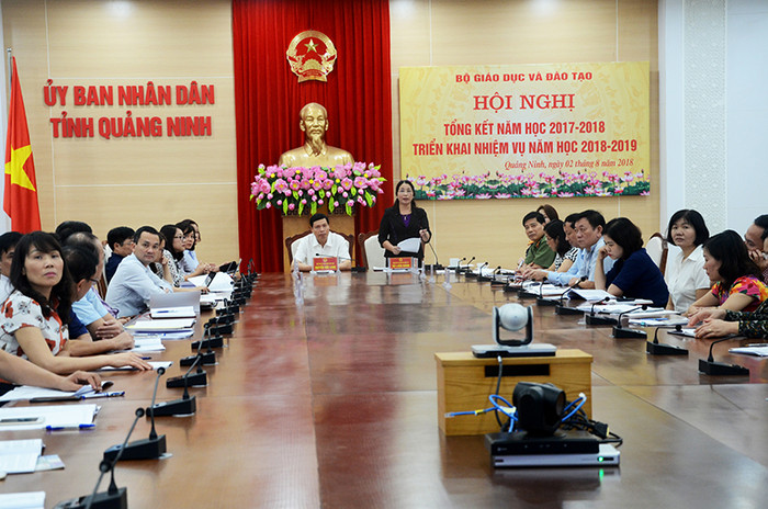 Bà Vũ Liên Oanh, Giám đốc Sở Giáo dục và Đào tạo Quảng Ninh phát biểu tại hội nghị tổng kết năm học 2017-2018, triển khai nhiệm vụ năm học mới do Bộ Giáo dục và Đào tạo tổ chức (Ảnh: Báo Quảng Ninh). Bà Vũ Liên Oanh, Giám đốc Sở Giáo dục và Đào tạo Quảng Ninh phát biểu tại hội nghị tổng kết năm học 2017-2018, triển khai nhiệm vụ năm học mới do Bộ Giáo dục và Đào tạo tổ chức (Ảnh: Báo Quảng Ninh).