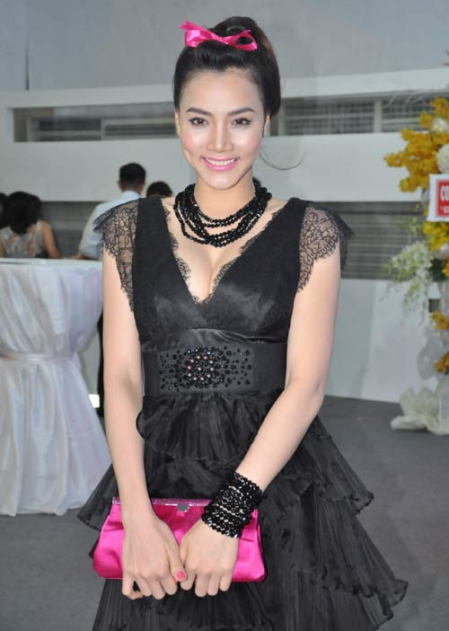 4. Trang Nhung Có thể nói Trang Nhung là một trong những người đẹp có phong cách thời trang khá phập phù. Đôi khi ta bắt gặp cô trong những bộ cánh rất thời trang quyến rũ, gợi cảm nhưng đôi khi cô lại như đang quá gồng mình để hóa thân thành một cô nàng trẻ trung, ngây thơ khiến tuổi tác và phong cách trở nên thật khập khiễng, không hề ăn nhập. Điểm yếu của Trang Nhung là sử dụng màu hồng chưa thực sự đúng lúc, đúng chỗ. Xem thêm: Điểm danh những chiếc cằm mới của Sao Việt / Bí quyết trang điểm thành mỹ nhân. 4. Trang Nhung Có thể nói Trang Nhung là một trong những người đẹp có phong cách thời trang khá phập phù. Đôi khi ta bắt gặp cô trong những bộ cánh rất thời trang quyến rũ, gợi cảm nhưng đôi khi cô lại như đang quá gồng mình để hóa thân thành một cô nàng trẻ trung, ngây thơ khiến tuổi tác và phong cách trở nên thật khập khiễng, không hề ăn nhập. Điểm yếu của Trang Nhung là sử dụng màu hồng chưa thực sự đúng lúc, đúng chỗ. Xem thêm: Điểm danh những chiếc cằm mới của Sao Việt / Bí quyết trang điểm thành mỹ nhân.