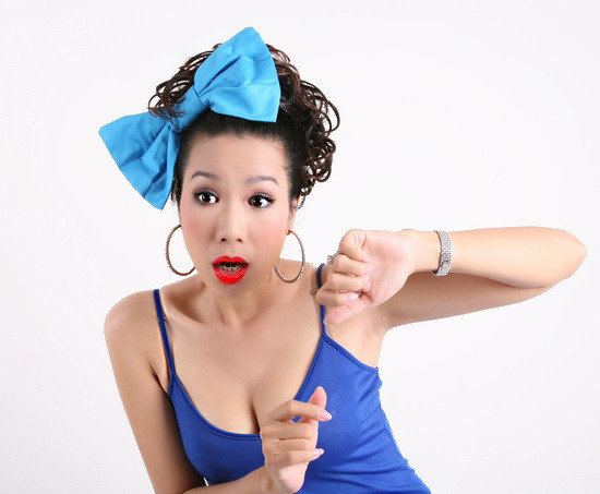 Môi đỏ chót, tóc xoăn "xù mì", đeo bờm nơ to đuỳnh đoàng, ai có thể nhận ra đây là nữ diễn viên đã U40. (Ảnh: X) Xem thêm: Phong cách thời trang Sao Việt / Bộ sưu tập váy xinh chào hè 2012.