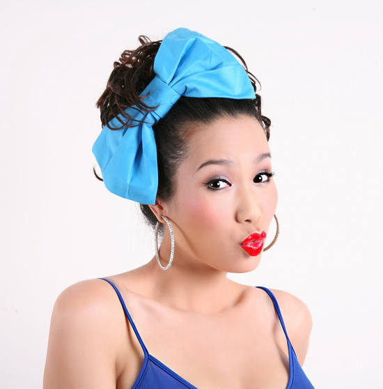 Người hâm mộ... suýt ngất khi trông thấy bộ dạng mới toanh toành của người đẹp Trịnh Kim Chi. (Ảnh: X) Xem thêm: Phong cách thời trang Sao Việt / Bộ sưu tập váy xinh chào hè 2012.