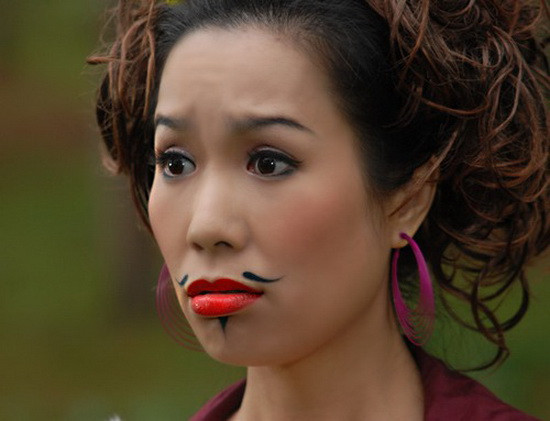 Lời mời đóng phim điện ảnh vẫn tới tấp bay đến với cô. (Ảnh: X) Xem thêm: Phong cách thời trang Sao Việt / Bộ sưu tập váy xinh chào hè 2012.