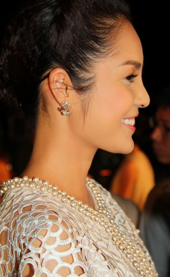 Và dễ dàng nhận thấy sự thay đổi theo hướng ngày càng đẹp trên gương mặt Dương Cẩm Lynh. Xem thêm: Những chiếc cằm mới của Sao Việt/ Bí quyết trang điểm xinh. Và dễ dàng nhận thấy sự thay đổi theo hướng ngày càng đẹp trên gương mặt Dương Cẩm Lynh. Xem thêm: Những chiếc cằm mới của Sao Việt/ Bí quyết trang điểm xinh.