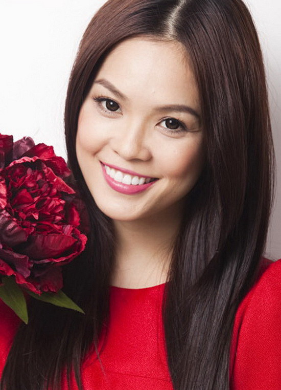 Đạt danh hiệu Á hậu điện ảnh 1999, Dương Cẩm Lynh sau đó từ chối mọi cơ hội theo nghề diễn để sang Mỹ du học ngành Bussiness Trade với mục tiêu giúp bố mẹ phát triển việc kinh doanh. Năm 2008, cô trở về Việt Nam và bén duyên với điện ảnh bằng nhiều vai diễn. Không sở hữu nhan sắc lộng lẫy, song Dương Cẩm Lynh vẫn gây ấn tượng với khán giả bởi gương mặt dịu dàng, mong manh và nụ cười rạng rỡ. Nàng Á hậu cuốn hút bởi nét đẹp dịu dàng và thùy mị Xem thêm: Những chiếc cằm mới của Sao Việt/ Bí quyết trang điểm xinh. Đạt danh hiệu Á hậu điện ảnh 1999, Dương Cẩm Lynh sau đó từ chối mọi cơ hội theo nghề diễn để sang Mỹ du học ngành Bussiness Trade với mục tiêu giúp bố mẹ phát triển việc kinh doanh. Năm 2008, cô trở về Việt Nam và bén duyên với điện ảnh bằng nhiều vai diễn. Không sở hữu nhan sắc lộng lẫy, song Dương Cẩm Lynh vẫn gây ấn tượng với khán giả bởi gương mặt dịu dàng, mong manh và nụ cười rạng rỡ. Nàng Á hậu cuốn hút bởi nét đẹp dịu dàng và thùy mị Xem thêm: Những chiếc cằm mới của Sao Việt/ Bí quyết trang điểm xinh.