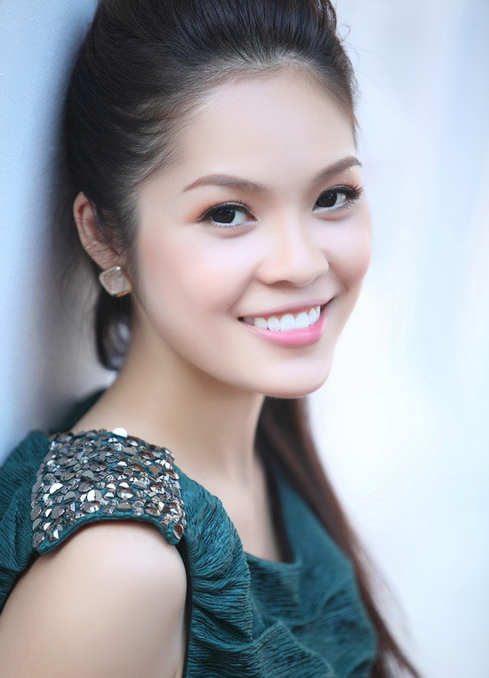 Được khen là đẹp, nhưng Dương Cẩm Lynh vẫn không phải là một ngôi sao có nhan sắc rực rỡ. Xem thêm: Những chiếc cằm mới của Sao Việt/ Bí quyết trang điểm xinh. Được khen là đẹp, nhưng Dương Cẩm Lynh vẫn không phải là một ngôi sao có nhan sắc rực rỡ. Xem thêm: Những chiếc cằm mới của Sao Việt/ Bí quyết trang điểm xinh.