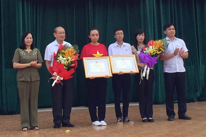 Hai học sinh của Hải Phòng nhận bằng khen vượt khó của Bộ Giáo dục và Đào tạo (Ảnh: CTV) Hai học sinh của Hải Phòng nhận bằng khen vượt khó của Bộ Giáo dục và Đào tạo (Ảnh: CTV)