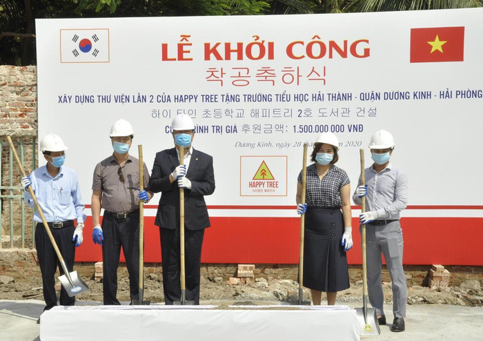 Lễ khởi công xây dựng thư viện thân thiện tại Trường tiểu học Hải Thành (Ảnh: Nhà trường cung cấp)