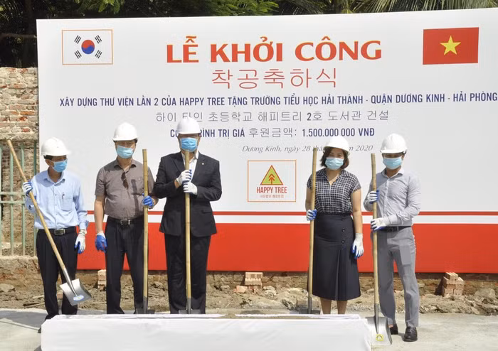 Lễ khởi công xây dựng thư viện thân thiện tại Trường tiểu học Hải Thành (Ảnh: Nhà trường cung cấp)