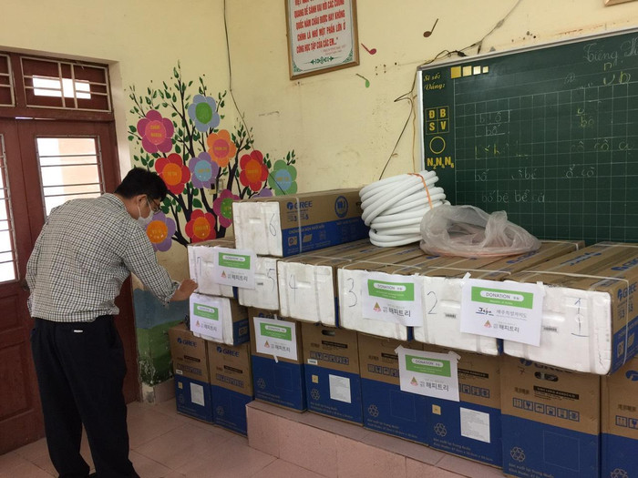 Uỷ ban nhân dân tỉnh Jaju và Tổ chức Happy Tree trao tặng sách và thiết bị trường học cho Trường tiểu học Hải Thành (Ảnh: Nhà trường cung cấp)