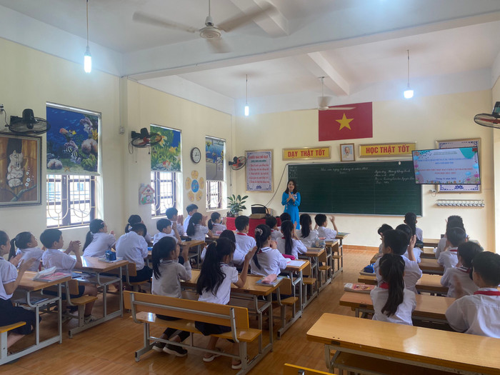 Cô Hoàng Thuỳ Linh mong muốn đóng góp công sức nhỏ bé để phát triển giáo dục huyện đảo (Ảnh: DA)