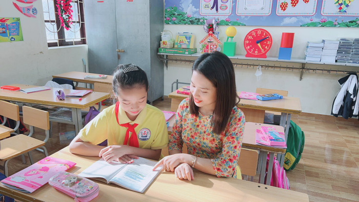 Cô giáo Hoàng Thuỳ Linh đã dành cả thanh xuân để "gieo chữ" cho học sinh huyện đảo Cát Bà (Ảnh: ND)