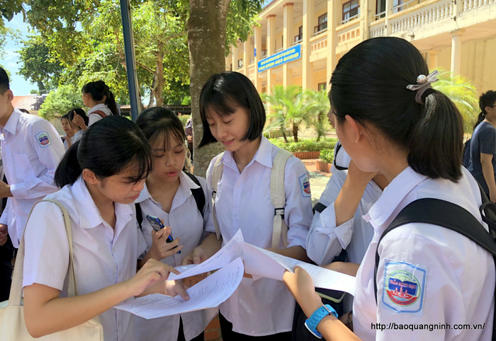 Các thí sinh trao đổi lại kết quả bài thi (Ảnh: Báo Quảng Ninh) Các thí sinh trao đổi lại kết quả bài thi (Ảnh: Báo Quảng Ninh)